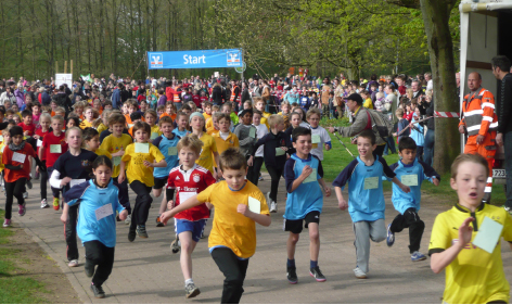 Gruppe von Kindern und Jugendlichen beim Volksbank Schülercup. Gruppe von Kindern und Jugendlichen beim Volksbank Schülercup.